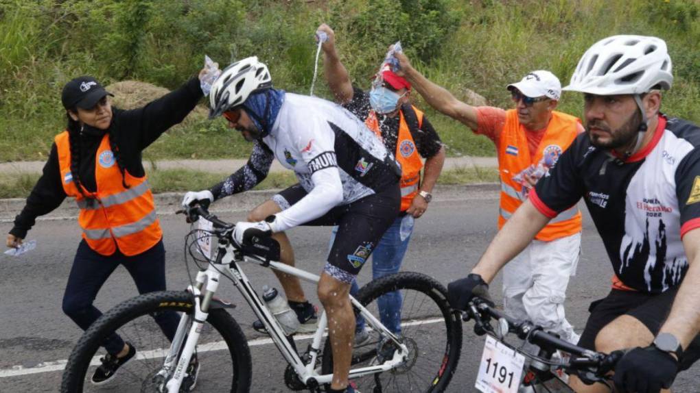 Mascotas y ciclismo, la combinación que impulsa a algunos profesionales de las dos ruedas