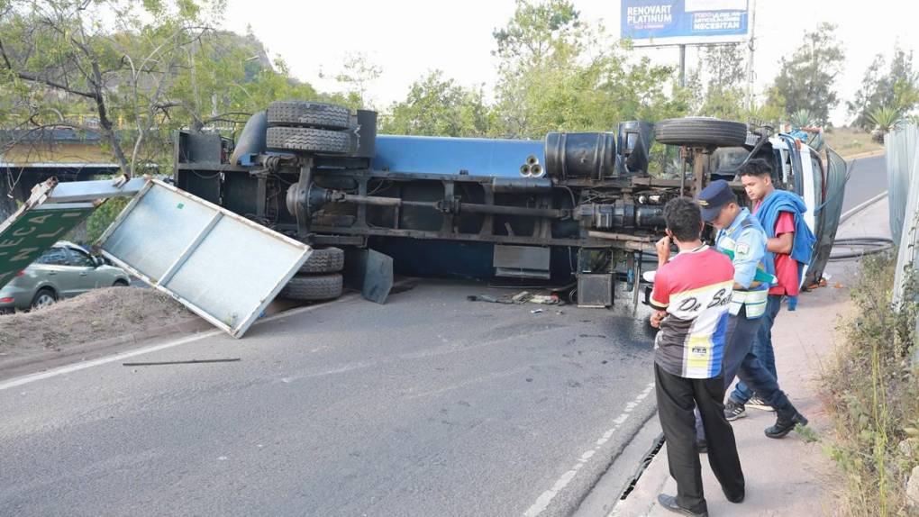 Cisterna casi provoca tragedia al volcarse en anillo periférico