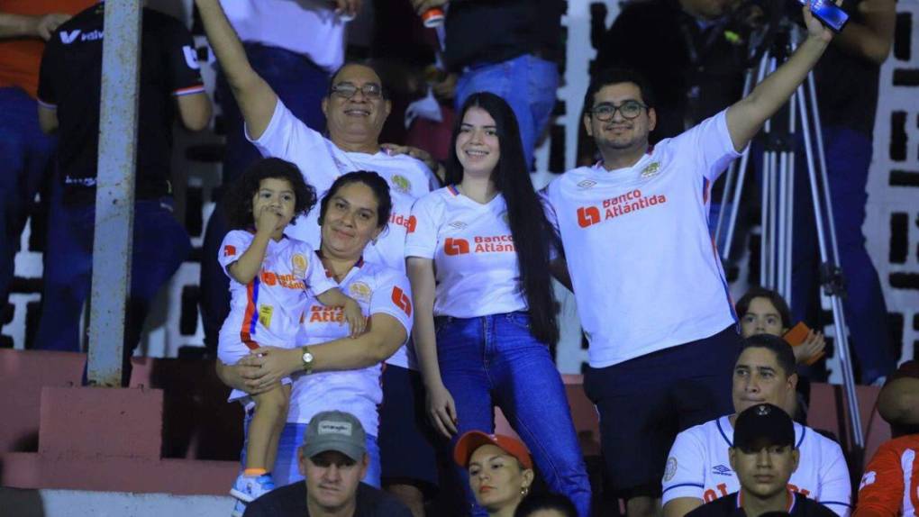 Bellas mujeres engalanan la gran final entre Olimpia y Motagua