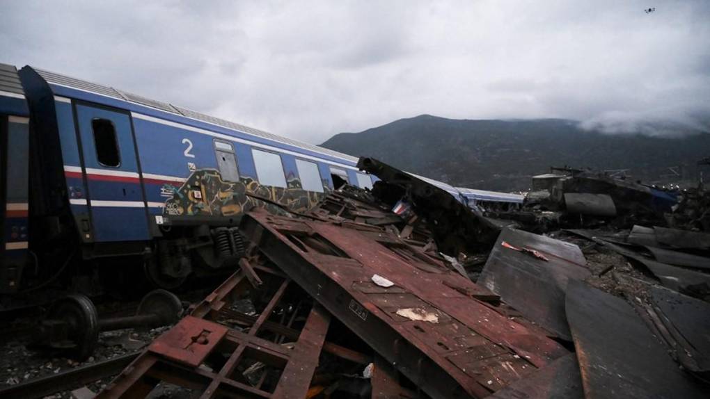 Vagones pulverizados y cuerpos carbonizados tras accidente de tren mortal en Grecia