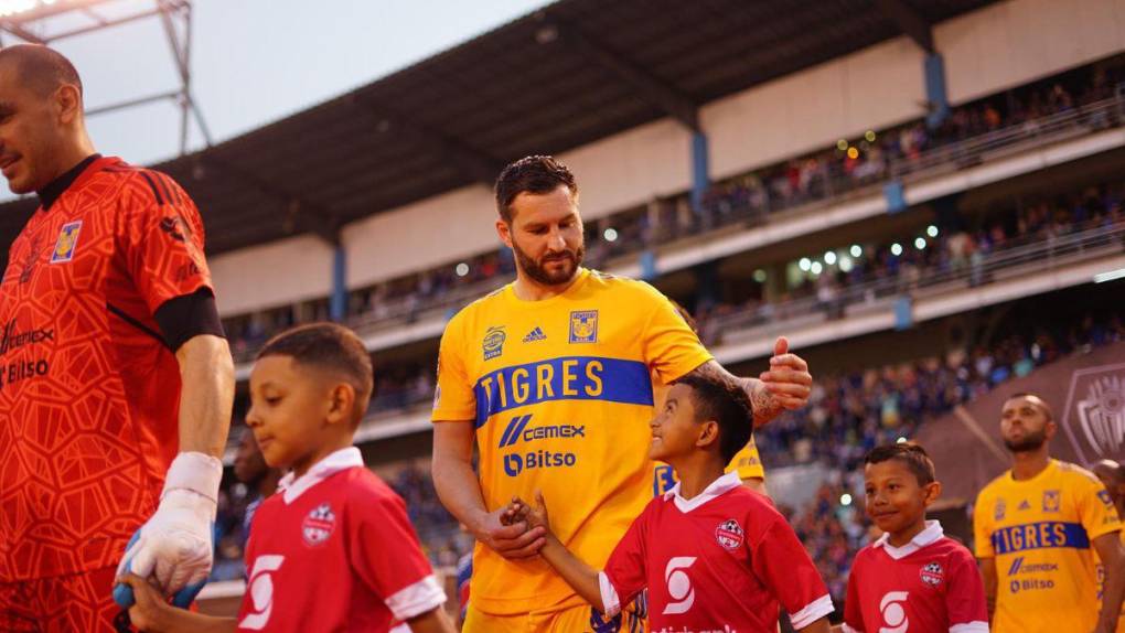 Ovación, autógrafos y complicidad con los niños: así fue el paso de Gignac por Honduras