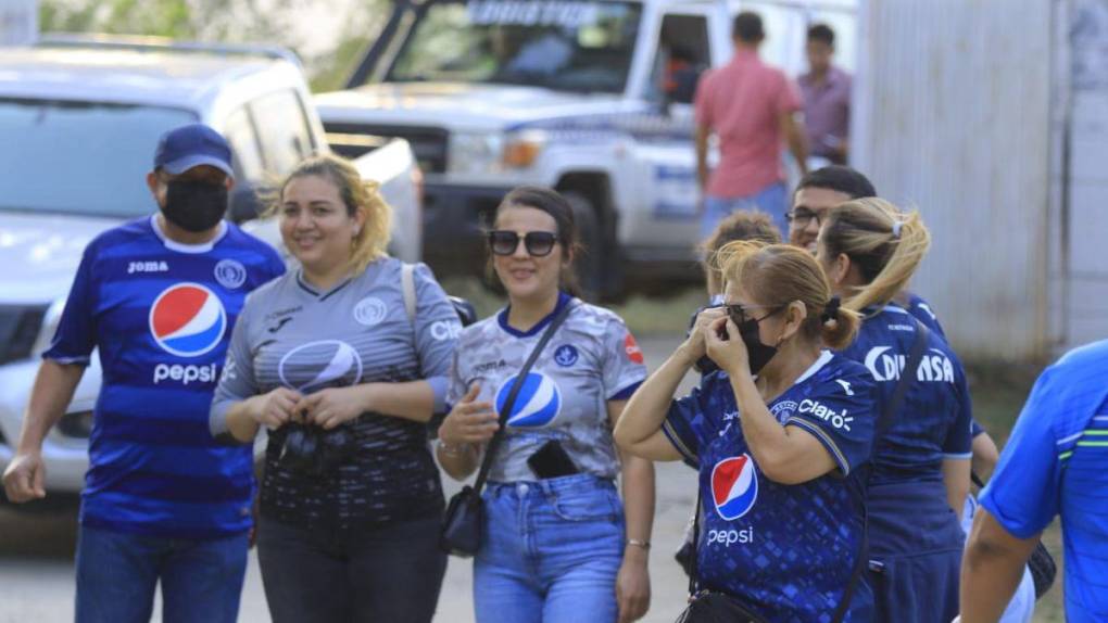 Bellas mujeres y gran ambiente: aficionados comienzan a llegar al Olímpico para el Motagua vs Pachuca