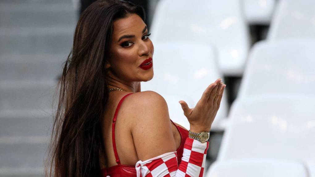 ¡Duelo de bellezas! Hermosas aficionadas de Croacia y Brasil engalanan las graderías en Qatar