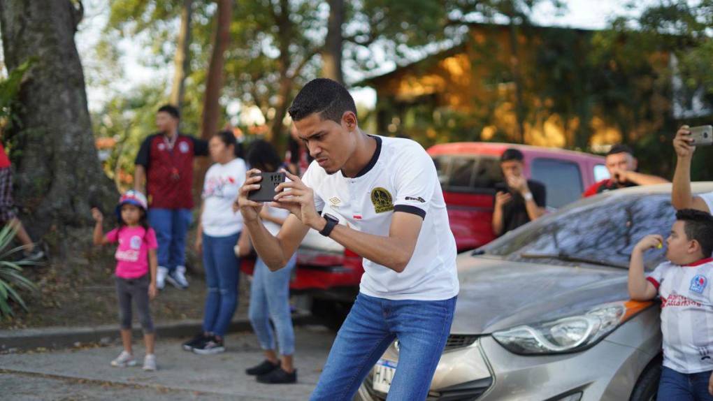 Impresionante banderazo: La Ultra Fiel acude a apoyar al Olimpia previo al clásico ante Marathón