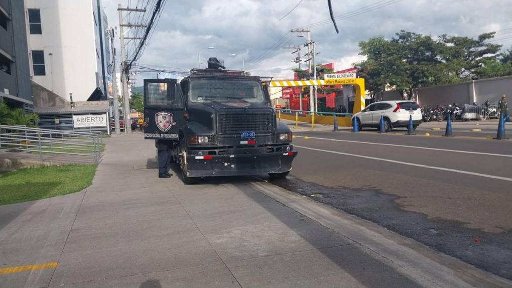 Blindan Casa Presidencial con cierre de calles y tanquetas de Fuerzas Especiales