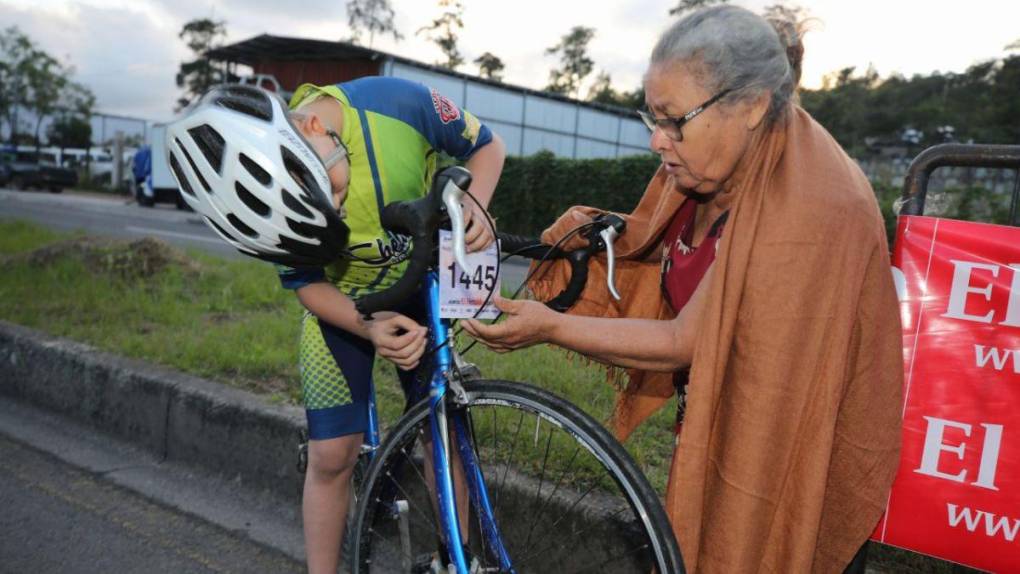 Con carteles, pompones y en familia apoyan a ciclistas en la Vuelta 2022 de El Heraldo