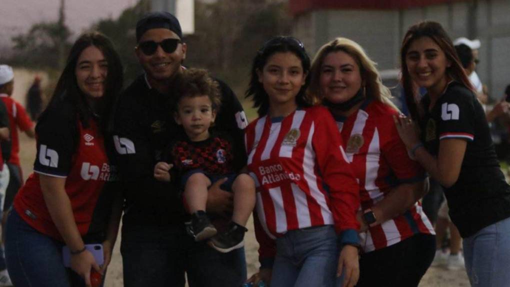 Belleza y mucho colorido: así es el ambiente en el Olimpia vs Honduras Progreso