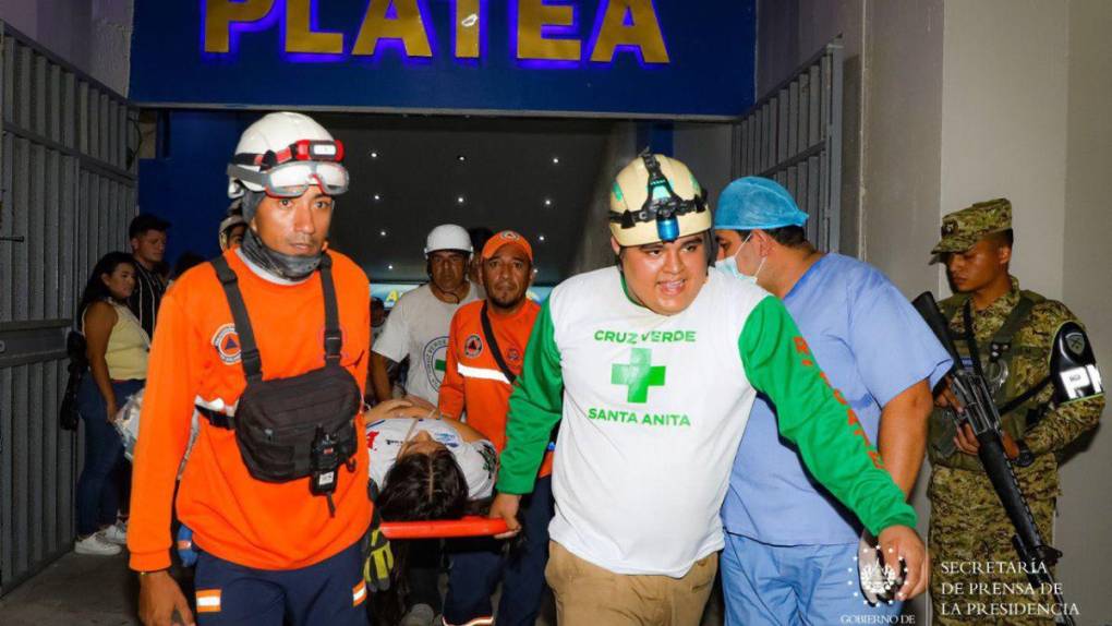 Caos, muertos y decenas de heridos: lo que se sabe sobre la estampida en el Estadio Cuscatlán de El Salvador