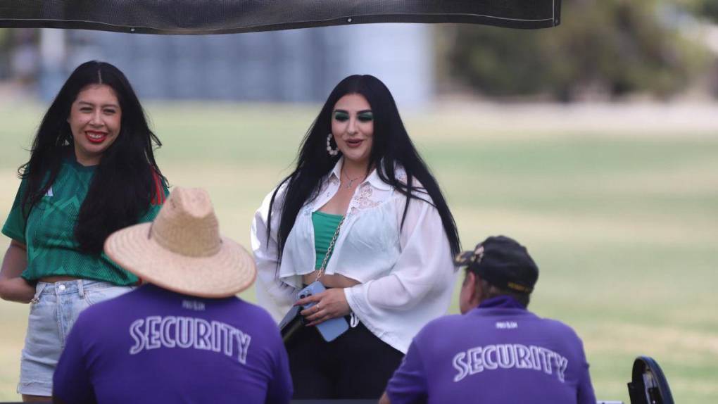 Aficionados catrachos comienzan a ponerle ambiente al State Farm previo al Qatar-Honduras