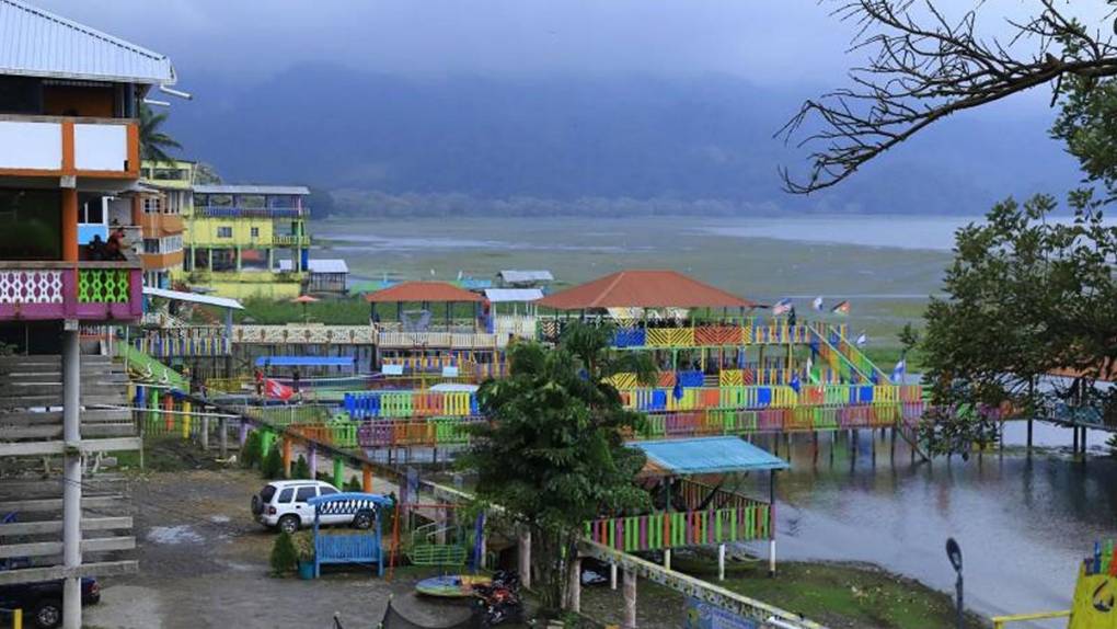 Vistosos y atractivos para el turismo, así son los muelles a desmantelar en el Lago de Yojoa