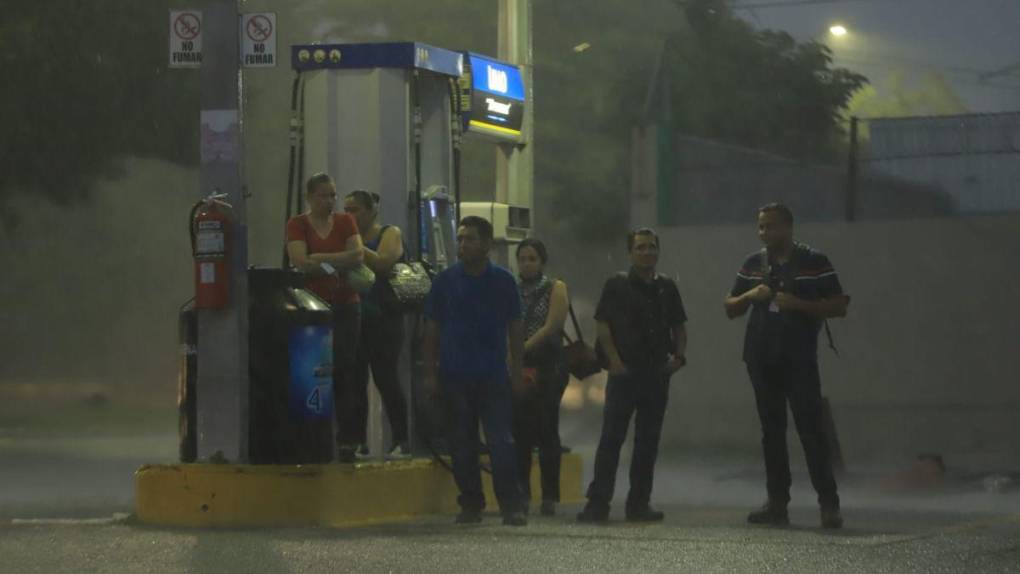 Torrenciales aguaceros y calles inundadas: las imágenes de las lluvias en San Pedro Sula