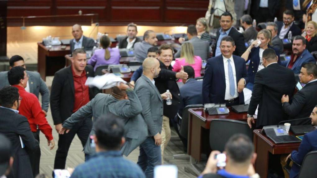 Por una camisa, diputados casi se van a los golpes en el Congreso Nacional