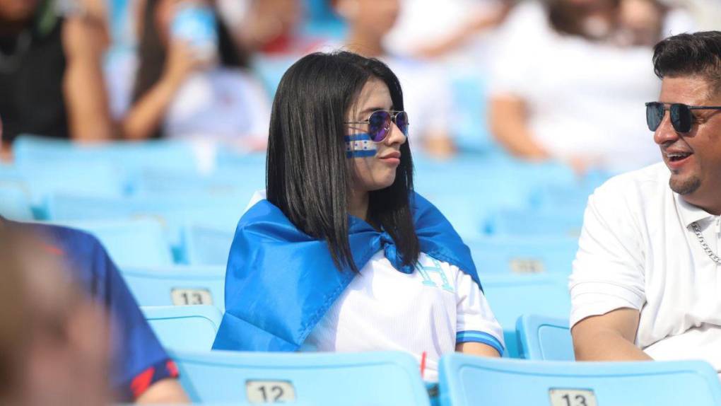 Guapas aficionadas embellecen la previa del Honduras vs Haití en Charlotte