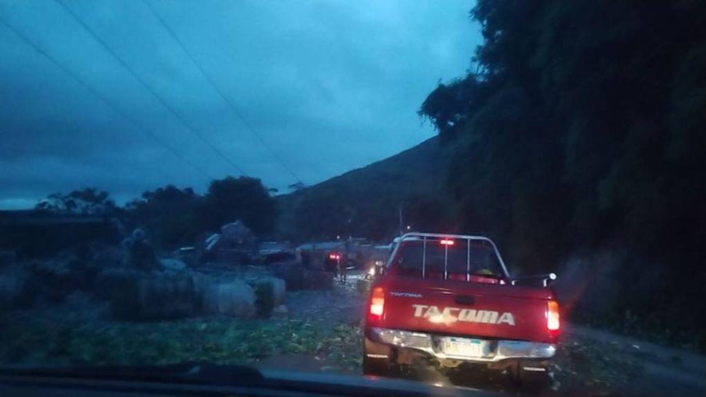 Volcamiento de rastra genera caos vial en la salida al sur de la capital