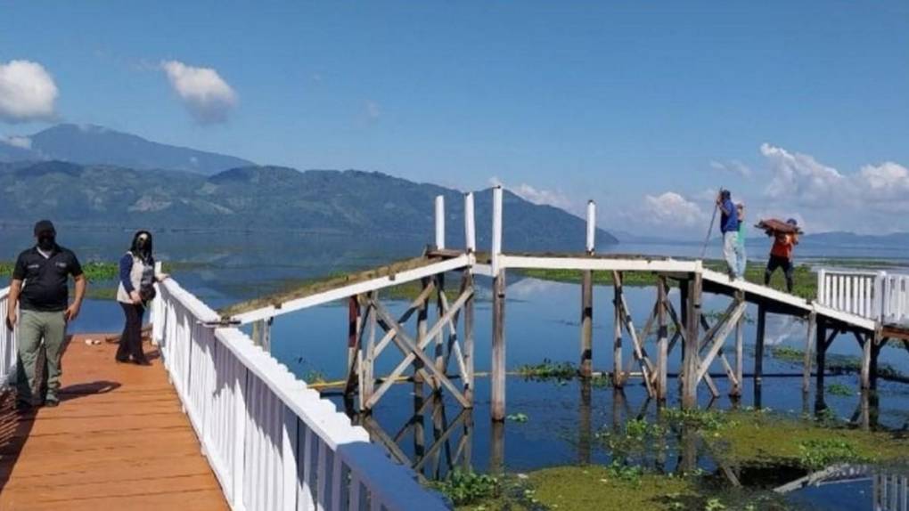 Vistosos y atractivos para el turismo, así son los muelles a desmantelar en el Lago de Yojoa