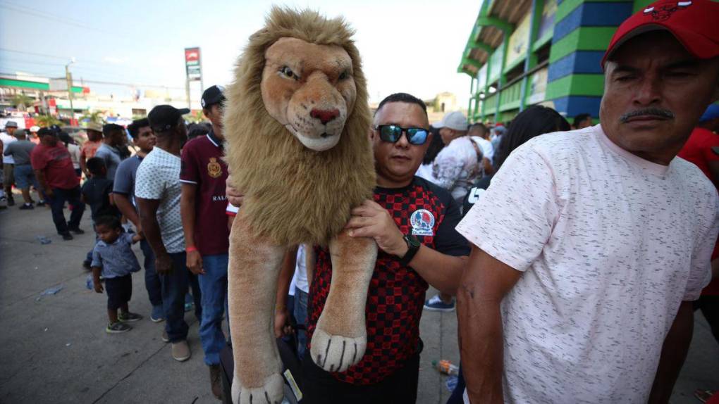 Corazones divididos, apasionadas aficiones y el ambientazo en el Olancho FC vs Olimpia