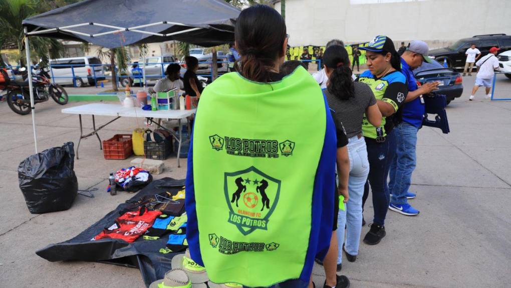 Largas filas, gran colorido y bellas mujeres: el ambiente previo a la semifinal Olancho FC - Real España