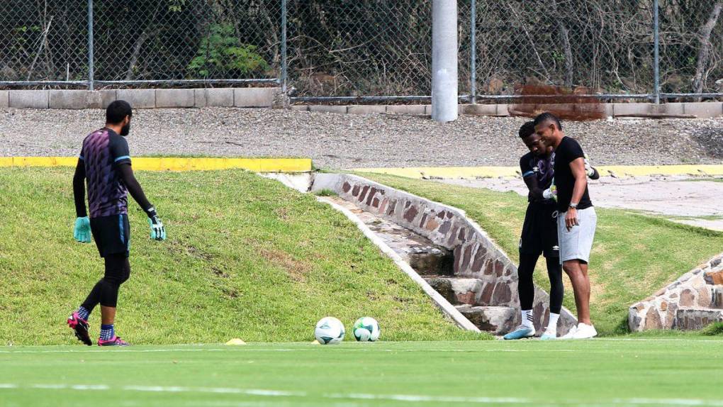 Risas, trabajo arduo y un invitado especial en el entrenamiento del Olimpia este martes