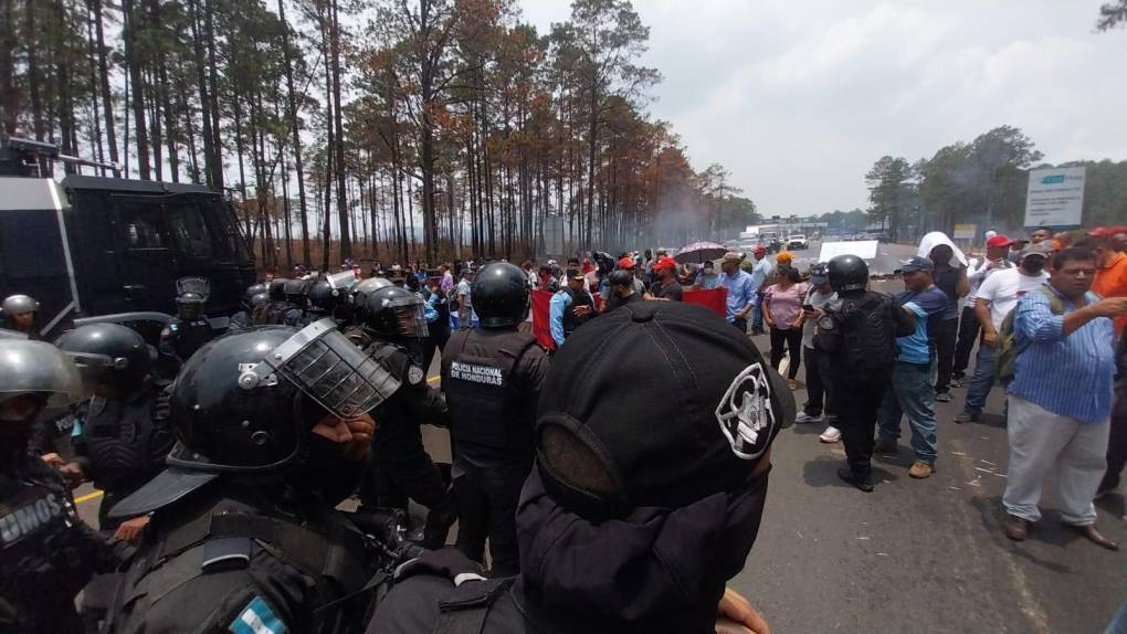 En zafarrancho y desalojo con agua terminó protesta de policías depurados en la carretera CA-5