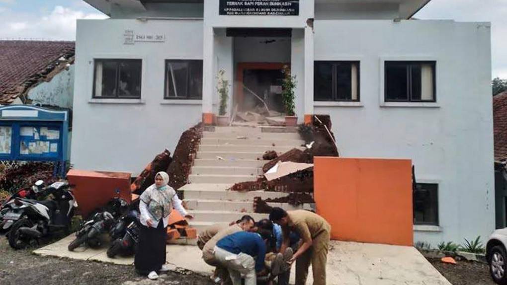 Pacientes en la calle y casas en el suelo: Destrozos del terremoto en Indonesia