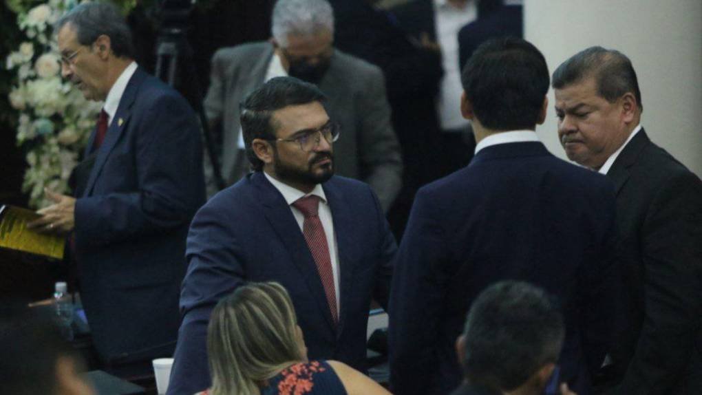 Sonrisitas y secreteos: así se viven los cabildeos para la elección de la Corte Suprema de Justicia