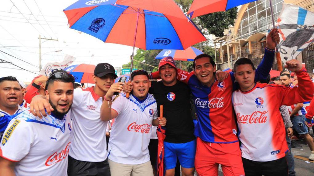 Con gran carnaval, Ultra Fiel pone la fiesta en la final entre Olimpia y Olancho FC