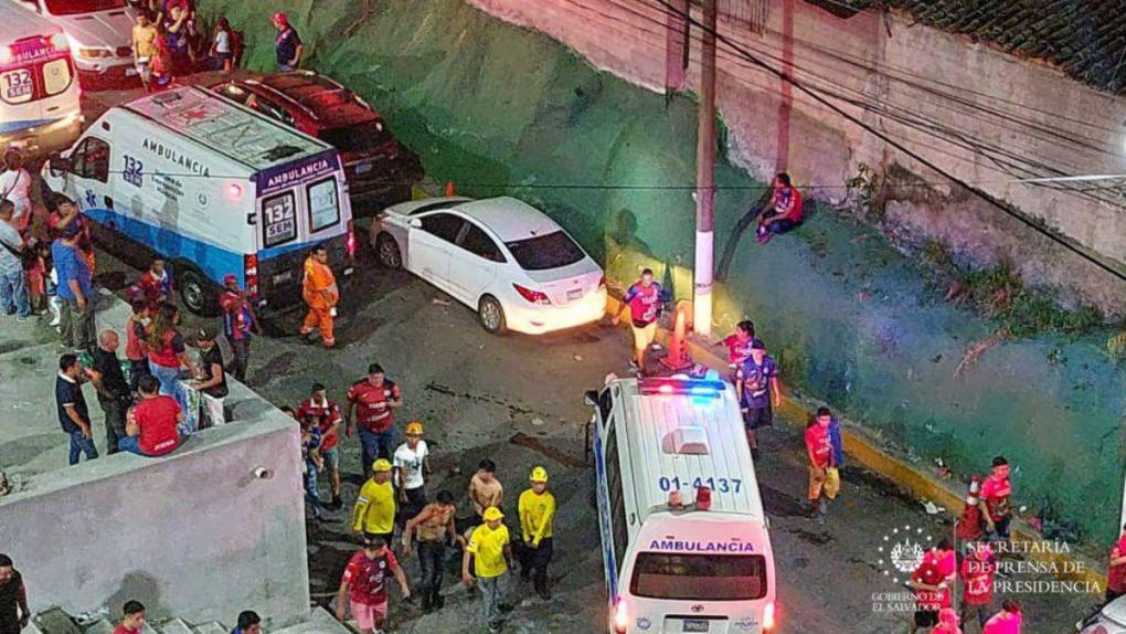 Caos, muertos y decenas de heridos: lo que se sabe sobre la estampida en el Estadio Cuscatlán de El Salvador