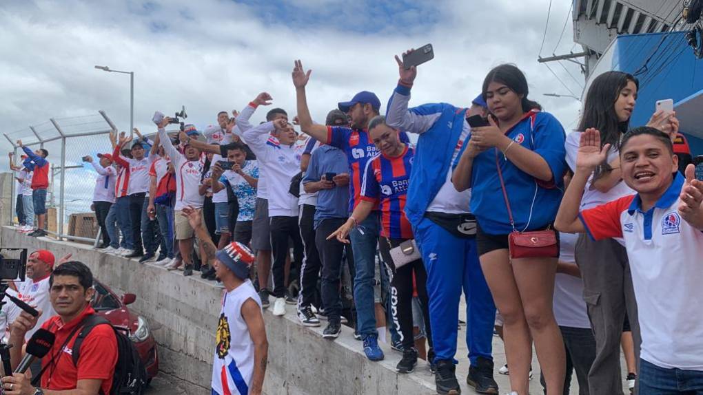 ¡Banderazo! Impresionante llegada de la Ultra Fiel para apoyar al Olimpia