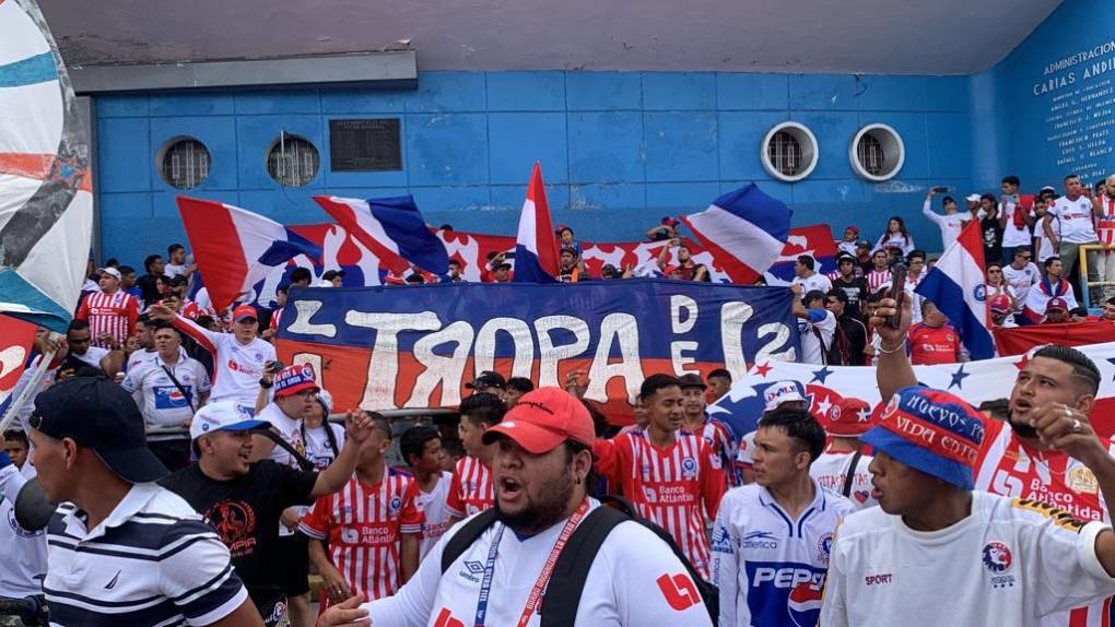 ¡Banderazo! Impresionante llegada de la Ultra Fiel para apoyar al Olimpia