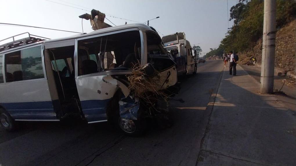 Las imágenes que dejó el accidente de un rapidito en el bulevar Fuerzas Armadas