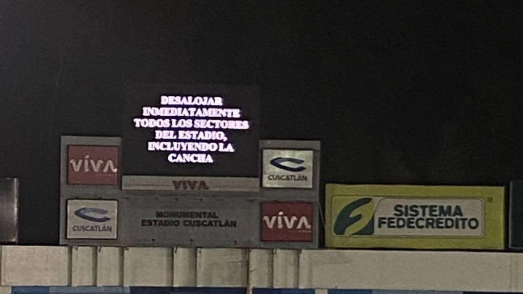 Caos, muertos y decenas de heridos: lo que se sabe sobre la estampida en el Estadio Cuscatlán de El Salvador