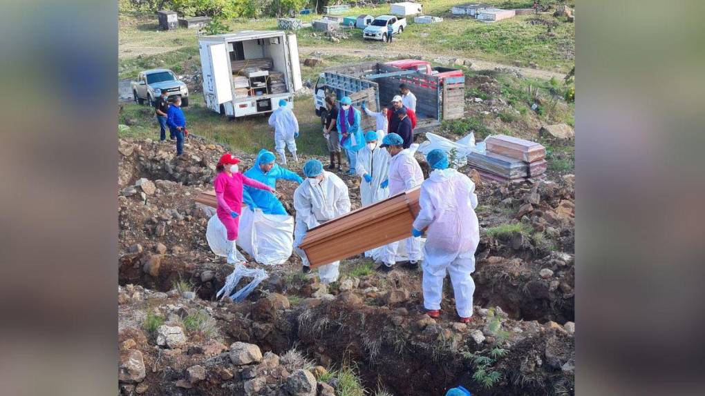 Entierran 19 cadáveres que permanecían en la morgue; algunos sí fueron identificados