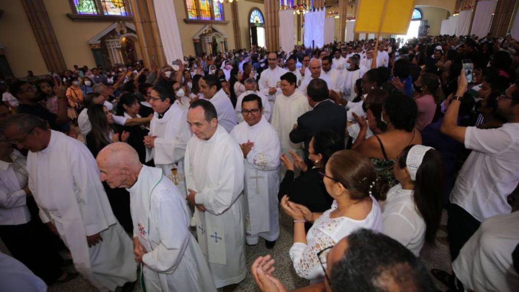 Con gozo y renovación de votos se celebra la Misa Crismal este Jueves Santo en la capital