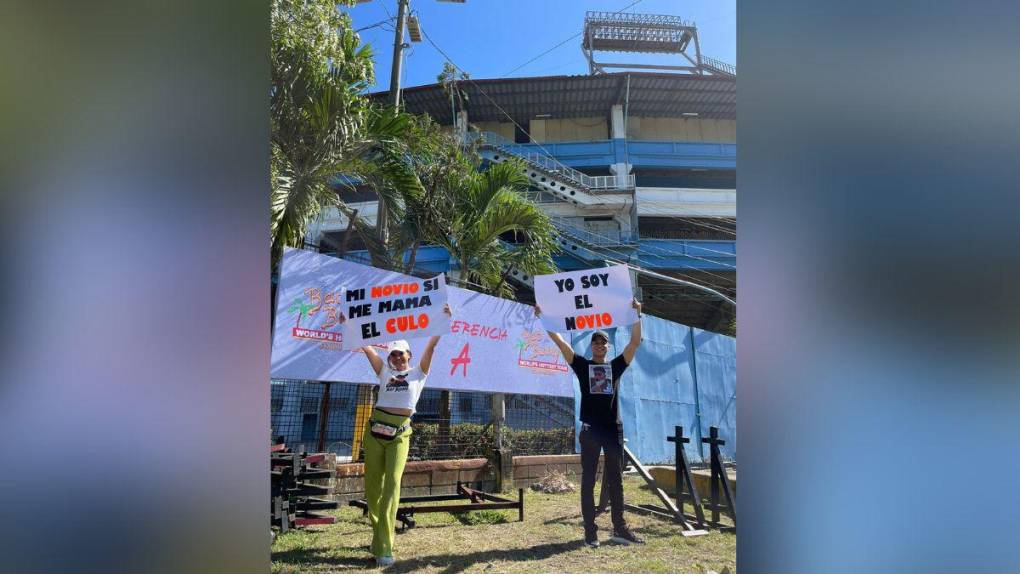 Tráfico interminable, curiosos rótulos y masiva asistencia: imágenes del concierto de Bad Bunny en Honduras