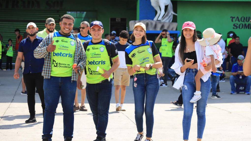 Largas filas, gran colorido y bellas mujeres: el ambiente previo a la semifinal Olancho FC - Real España