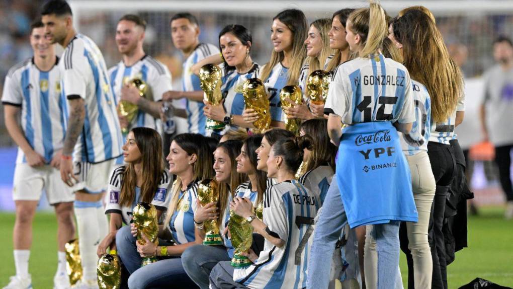 Polémica foto, Messi ovacionado y locura total: las imágenes de la fiesta de Argentina