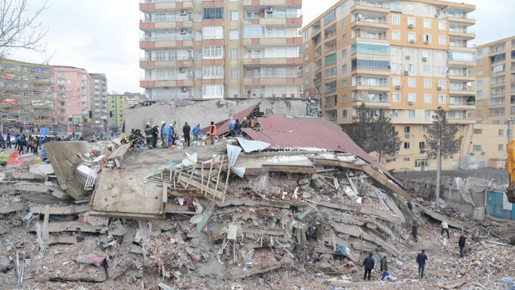 Historia detrás de la foto de un padre sosteniendo la mano de su hija muerta bajo escombros del sismo en Turquía y Siria