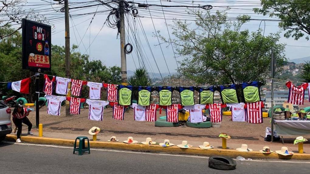 Ambiente de gran final se vive en alrededores del “Chelato” Uclés previo al Olimpia-Olancho