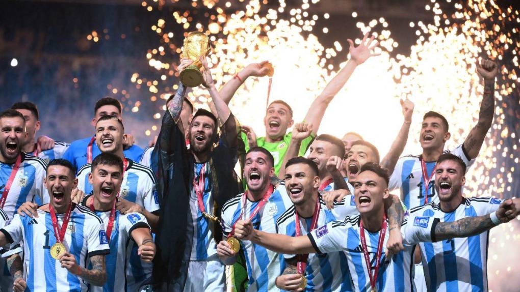 Así fue el momento en que Argentina levantó la Copa del Mundo