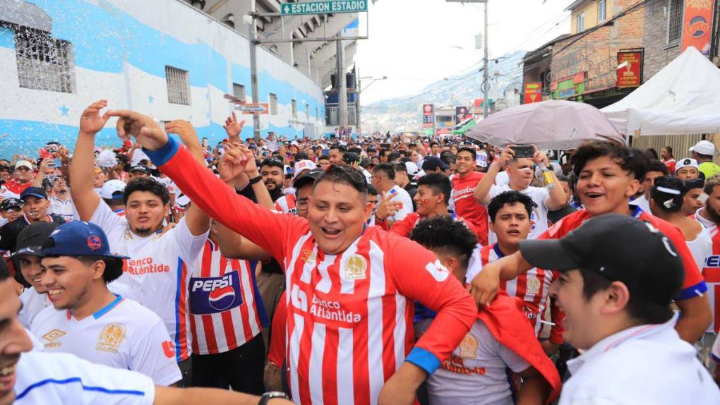 Con gran carnaval, Ultra Fiel pone la fiesta en la final entre Olimpia y Olancho FC