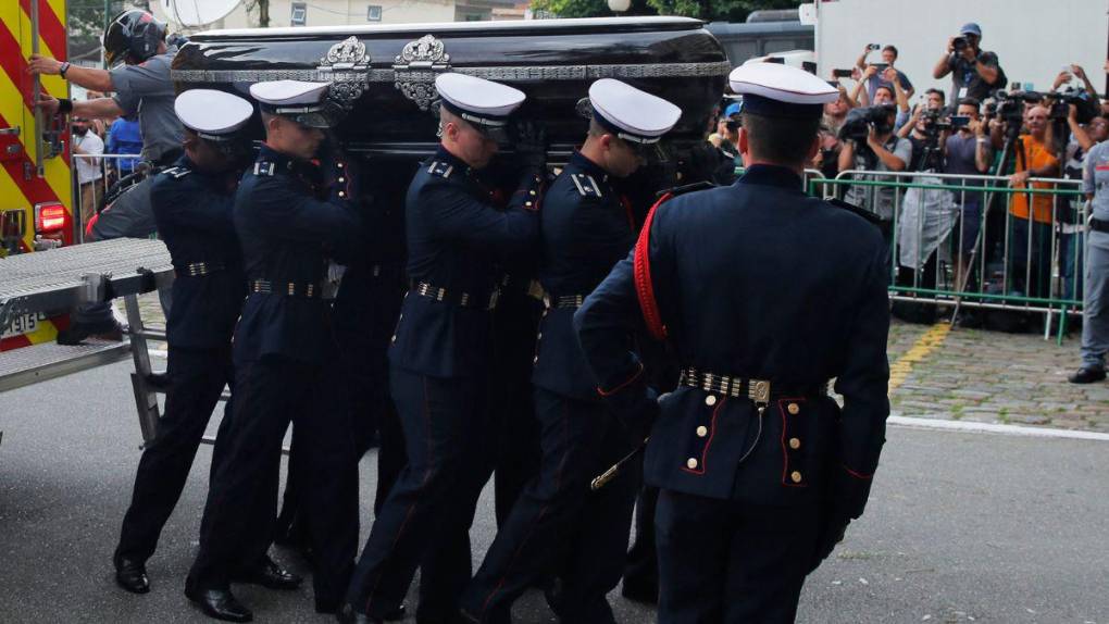 Entre lágrimas y sentidos homenajes: así fue la llegada de Pelé al cementerio en donde será enterrado