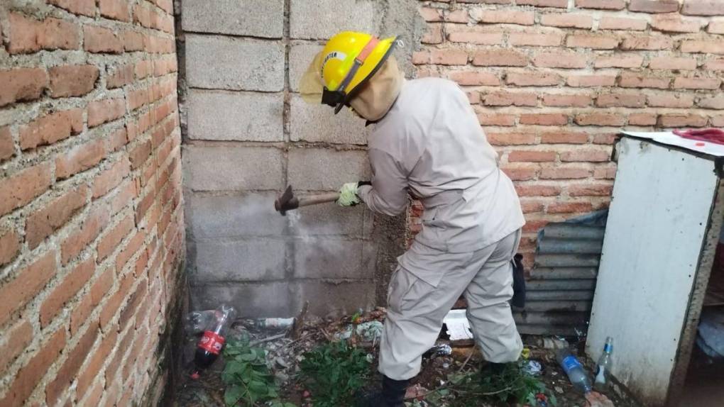 Así rescataron a hombre que quedó atrapado entre dos muros al intentar ingresar a una casa en Olancho