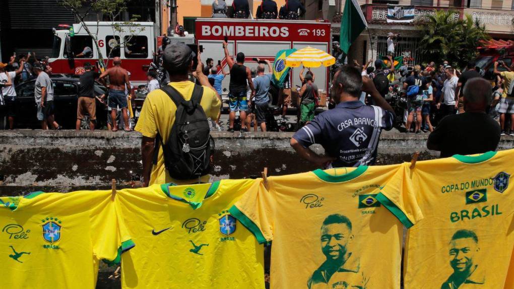 Entre lágrimas y sentidos homenajes: así fue la llegada de Pelé al cementerio en donde será enterrado