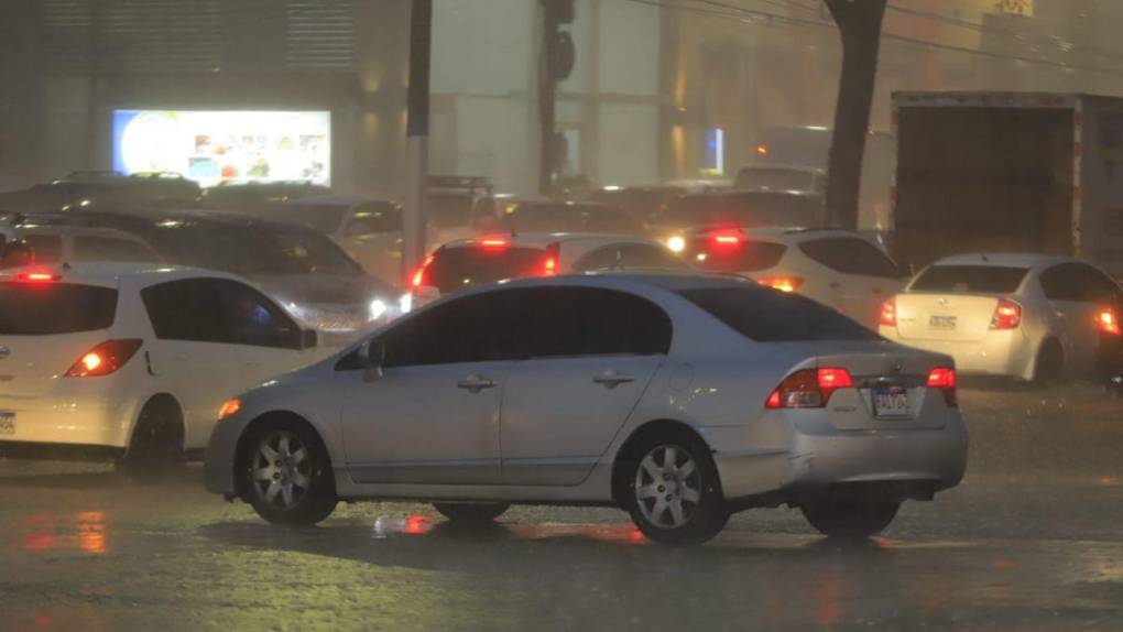 Torrenciales aguaceros y calles inundadas: las imágenes de las lluvias en San Pedro Sula