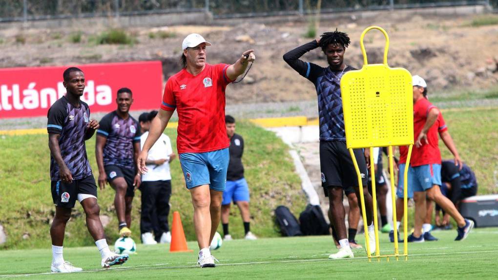 Risas, trabajo arduo y un invitado especial en el entrenamiento del Olimpia este martes