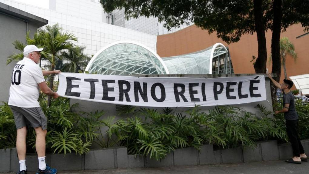 A las puertas del hospital donde murió Pelé, sus seguidores lloran al astro