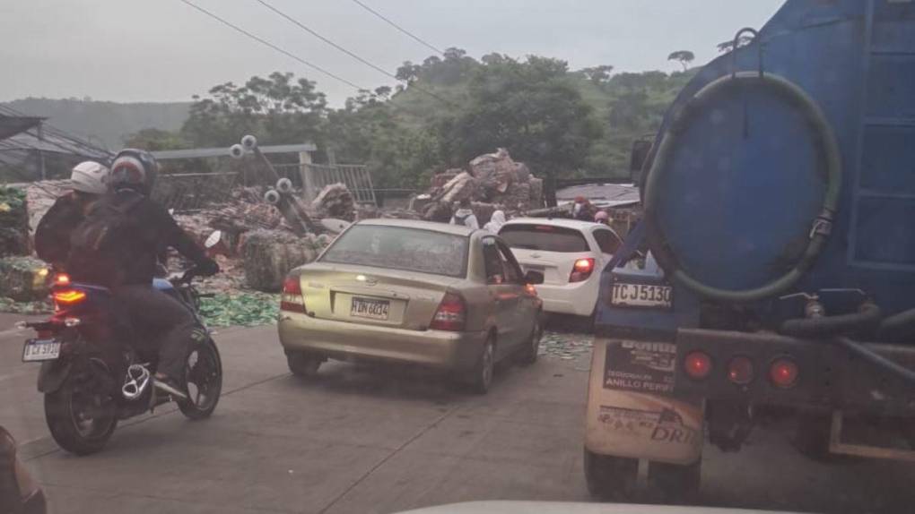 Volcamiento de rastra genera caos vial en la salida al sur de la capital