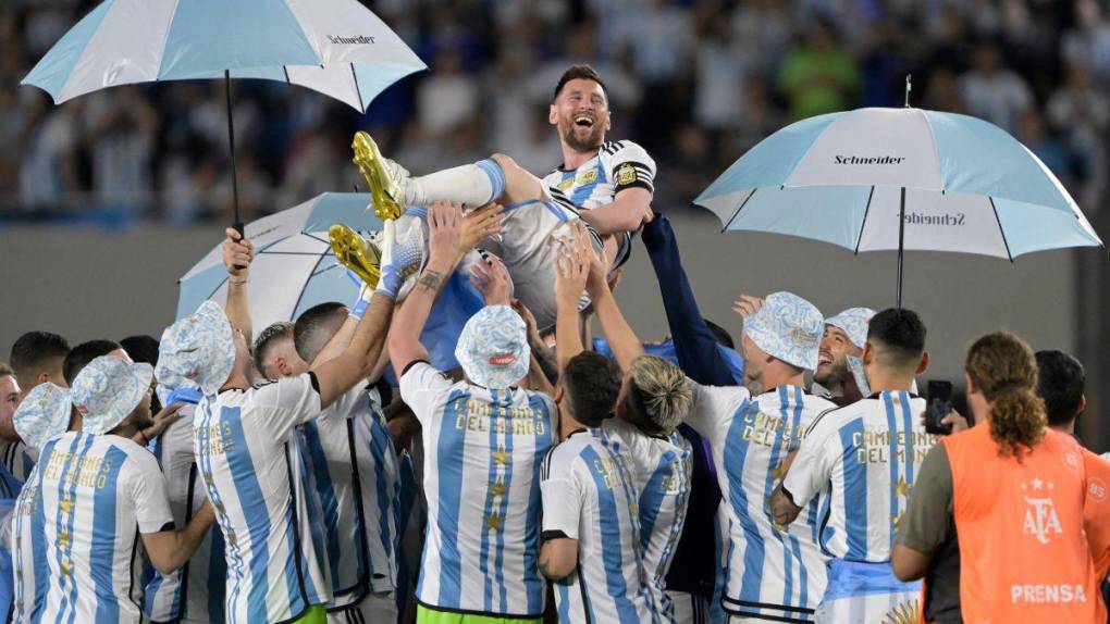 Polémica foto, Messi ovacionado y locura total: las imágenes de la fiesta de Argentina