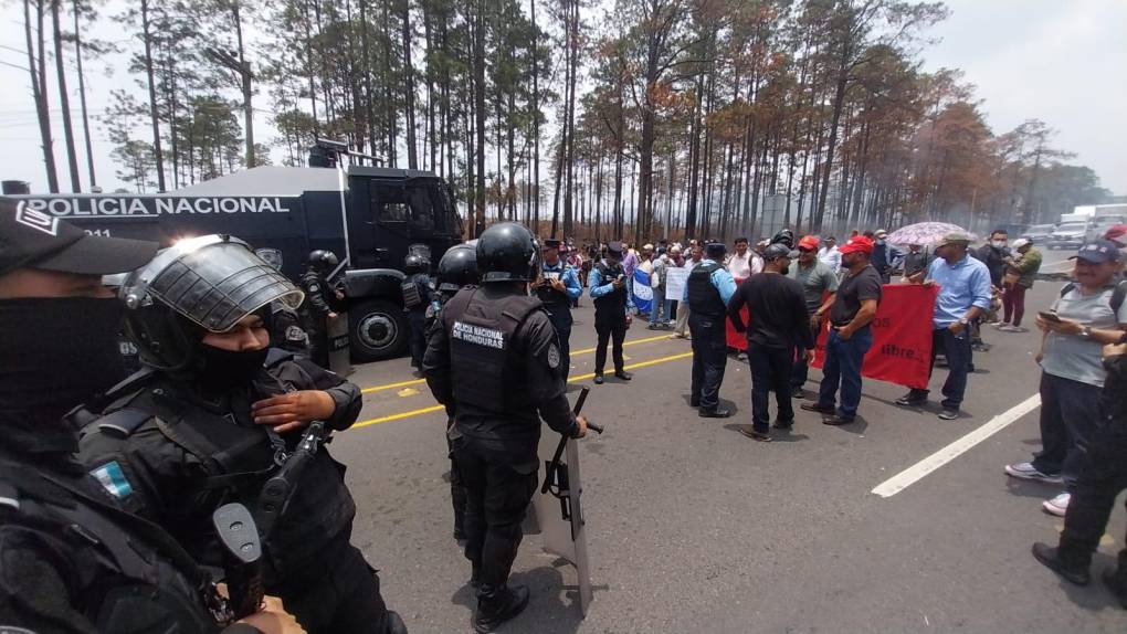 En zafarrancho y desalojo con agua terminó protesta de policías depurados en la carretera CA-5