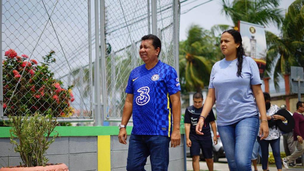 Llenazo total, fieles aficionados y plegarias por un milagro: así se vive la final por no descender en El Progreso